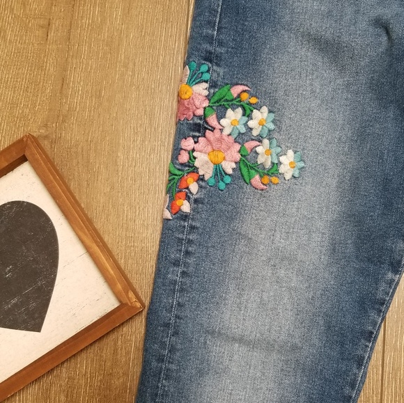 COPY - Pilcro Floral Embroidered Boyfriend Slim Jeans 29 - Picture 4 of 5